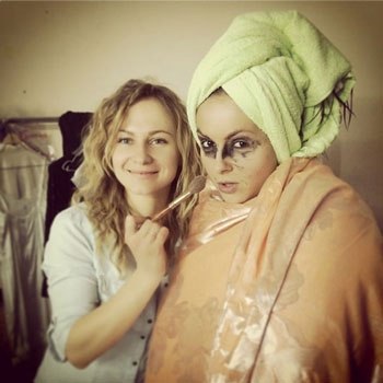 Нюша показала антигламурный лук со съемок клипа.