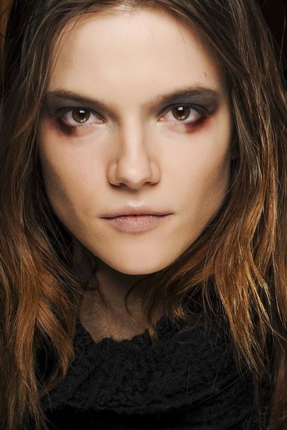 Вот и закончились все возможные и невозможные недели моды в мировых столицах, поэтому уже можно представить какие прически и акценты в ярком макияже ждут нас до самой зимы! 03