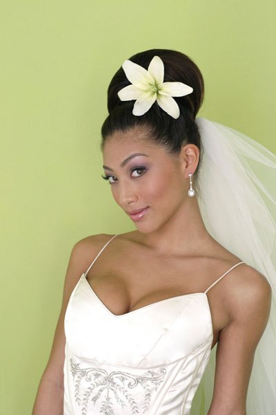 Неповторимый образ невесты создают множество интересных деталей, таких, как свадебное платье, фата или шляпка, свадебный букет и прическа. 03