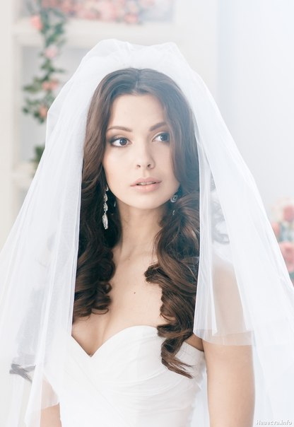 Неповторимый образ невесты создают множество интересных деталей, таких, как свадебное платье, фата или шляпка, свадебный букет и прическа. 08