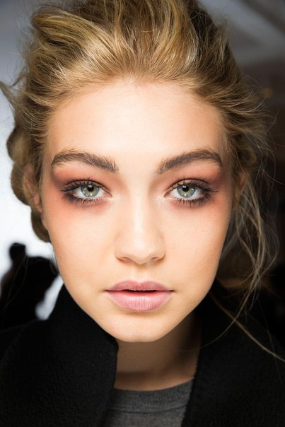 Вот и закончились все возможные и невозможные недели моды в мировых столицах, поэтому уже можно представить какие прически и акценты в ярком макияже ждут нас до самой зимы! 06