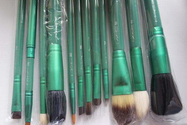 В наличии. 1200. Профессиональный набор кистей в тубусе. 12 кистей в наборе. 02 В наличии. 1200. Профессиональный набор кистей в тубусе. 12 кистей в наборе. 02