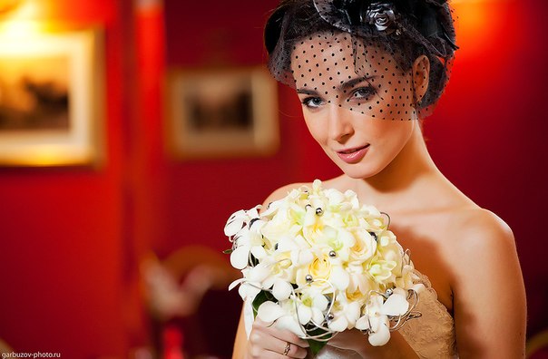 Неповторимый образ невесты создают множество интересных деталей, таких, как свадебное платье, фата или шляпка, свадебный букет и прическа. 05