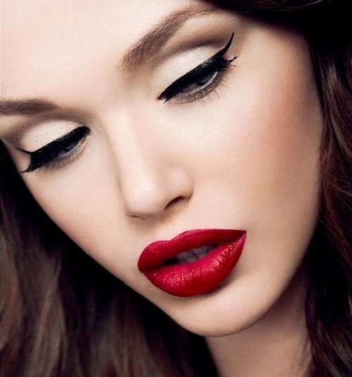 Ретро - макияж в русском стиле пятидесятых - это красный рот и широкие стрелки. 01