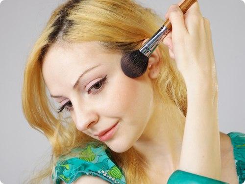 Мы предлагаем вашему вниманию подробную инструкцию от профессионалов, как правильно нанести макияж на глаза, щеки и губы. 02 Мы предлагаем вашему вниманию подробную инструкцию от профессионалов, как правильно нанести макияж на глаза, щеки и губы. 02