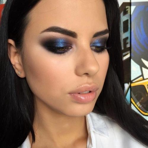 Классическим Смоки - айс уже никого не удивишь, поэтому в 2020 году в моду вступает синий вариант популярной техники макияжа глаз - Smokey ice. 05