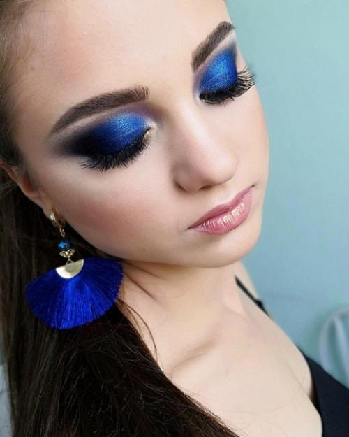 Классическим Смоки - айс уже никого не удивишь, поэтому в 2020 году в моду вступает синий вариант популярной техники макияжа глаз - Smokey ice. 01