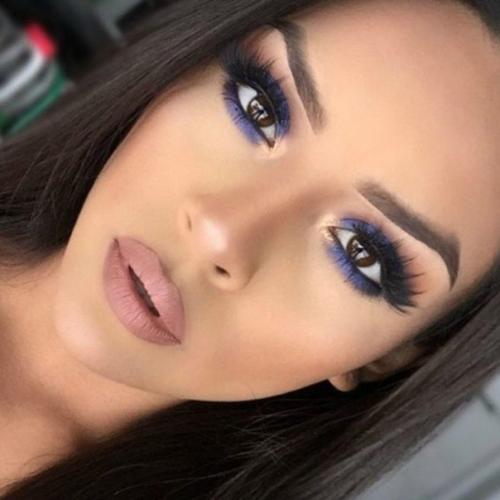 Классическим Смоки - айс уже никого не удивишь, поэтому в 2020 году в моду вступает синий вариант популярной техники макияжа глаз - Smokey ice. 03