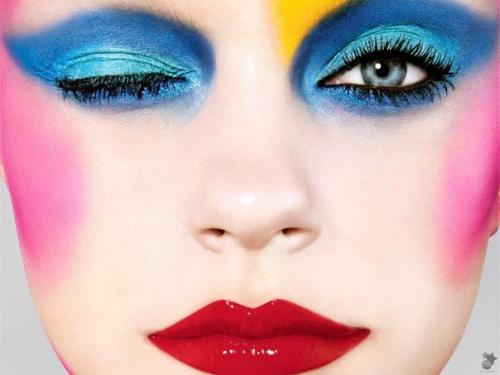 Предстать перед людьми королевой, клоуном или серой мышкой - решать только тебе. 01