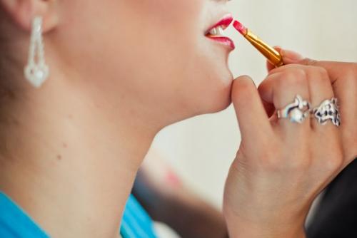 Когда есть подробный бекстейдж создания свадебного макияжа, видно как получается красота естественного образа. 05