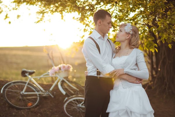 Винтаж.  Винтажный стиль оформления свадебного торжества сейчас на пике популярности, не сдаст он своих позиций и в нынешнем году. 01