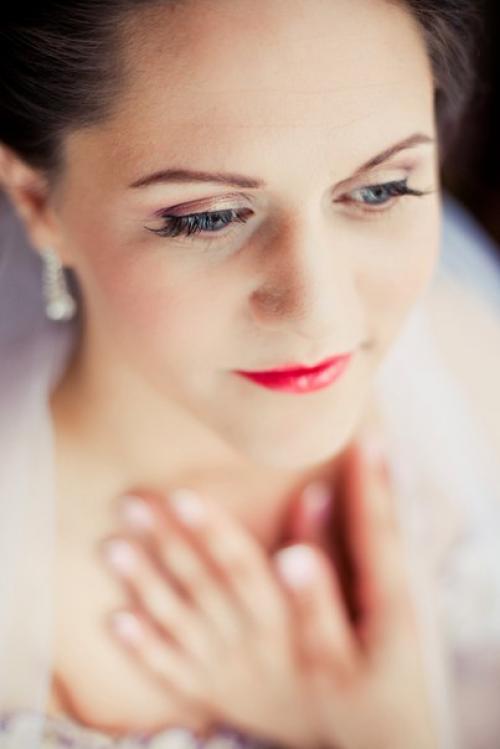 Когда есть подробный бекстейдж создания свадебного макияжа, видно как получается красота естественного образа. 06