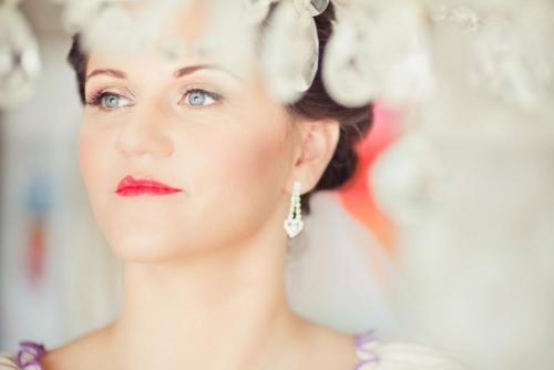 Когда есть подробный бекстейдж создания свадебного макияжа, видно как получается красота естественного образа. 09