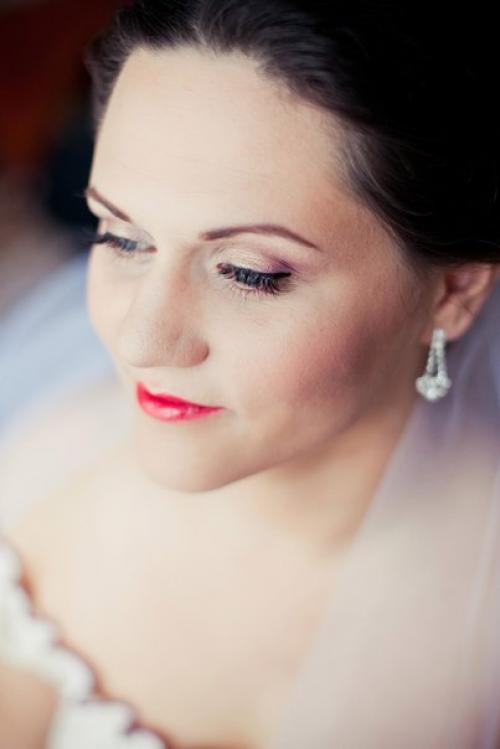 Когда есть подробный бекстейдж создания свадебного макияжа, видно как получается красота естественного образа. 08