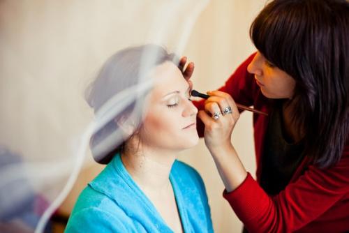 Когда есть подробный бекстейдж создания свадебного макияжа, видно как получается красота естественного образа. 01