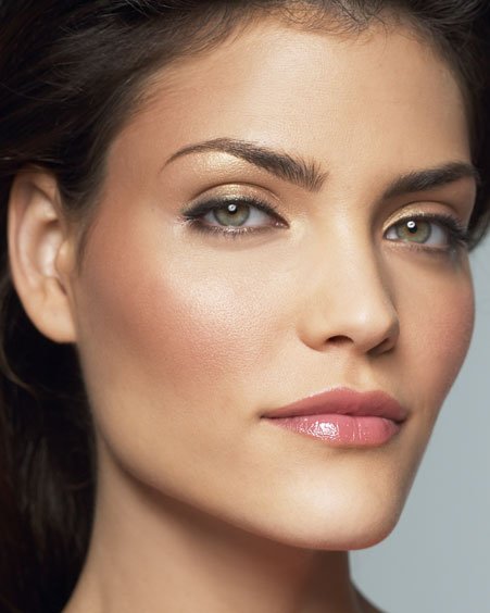 Правила строгого этикета свидетельствуют о том, что дневной макияж должен быть максимально естественным, неброским, неярким. 01