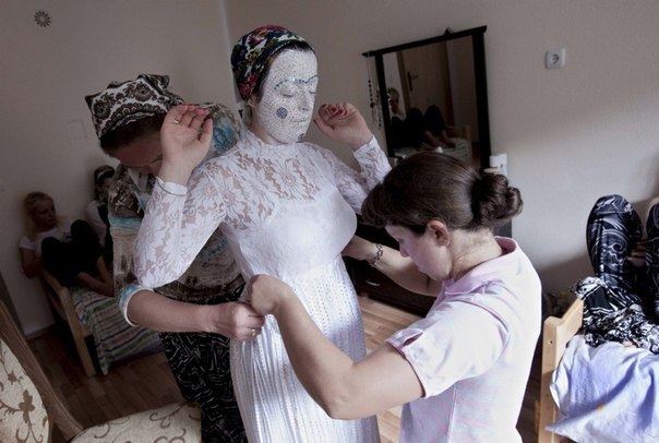 Свадебные традиции у каждого нового народа свои, к полному примеру, боснийские девушки из области джупа, проживающие в Косово, идут под венец в очень необычном макияже. 05