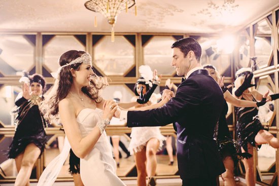 Нашумевший фильм «Великий Гэтсби» режиссера База Лурмана покорил сердца молодоженов по всему миру, вдохновляя на проведение торжества в духе «золотых двадцатых годов» Америки. 02