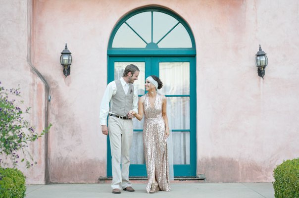 Нашумевший фильм «Великий Гэтсби» режиссера База Лурмана покорил сердца молодоженов по всему миру, вдохновляя на проведение торжества в духе «золотых двадцатых годов» Америки. 01