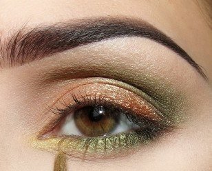 Идея для вечернего макияжа. Идеально подходит для карих глаз. 03