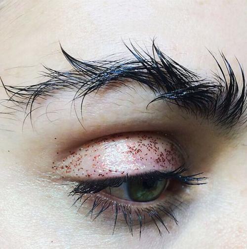 Что с бровями? 01