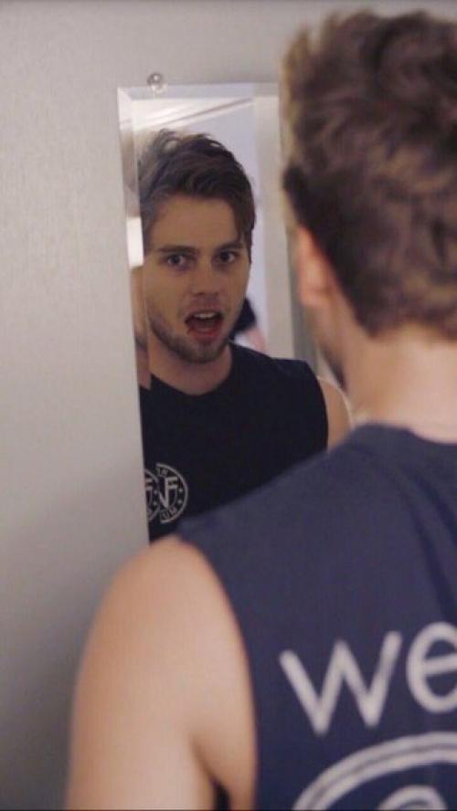 1/?   - Хэй, Т/и, - Эштон аккуратно потрепал тебя по голове, садясь на краешек кровати. 01