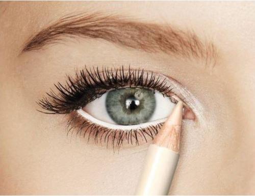 Для большинства девушек черный карандаш для глаз - просто необходимая вещь, без неё никуда. 02