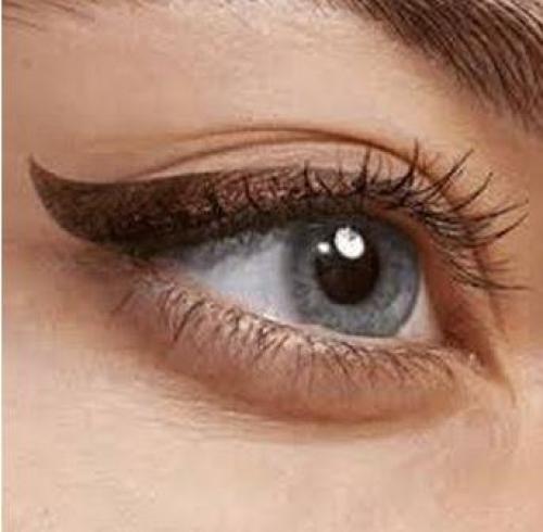 Для большинства девушек черный карандаш для глаз - просто необходимая вещь, без неё никуда. 01