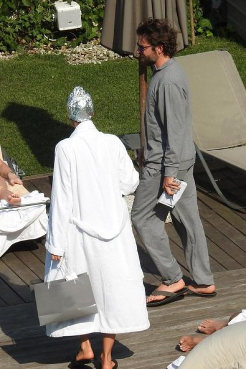 Шейк и Купер ведут себя в отпуске так, будто давно женаты. 02