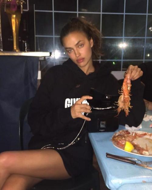 Шейк и Купер ведут себя в отпуске так, будто давно женаты. 03