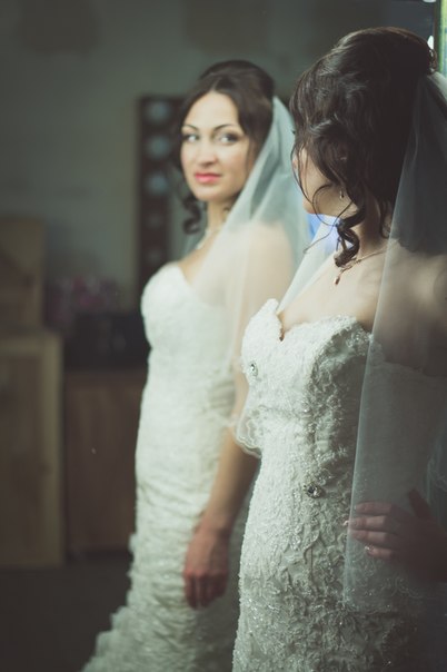 Ради прекрасных глаз мужчины идут на всё, даже под венец) Ну а с макияжем от Екатерины Дубровской ваши черты станут ещё прекраснее, хотя казалось бы, куда ещё то. 04