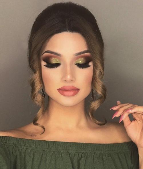 Не стоит забывать и про технику кошачьего взгляда, которая наравне со Смоки - айс не теряет своей популярности уже далеко не первый год. 03