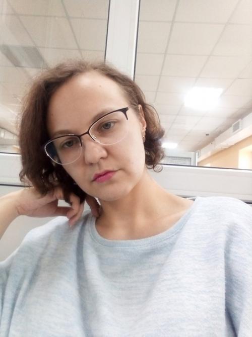 Добрый день.  Подскажите пожалуйста, подойдёт ли короткая стрижка и в какой цвет лучше перекраситься? 01