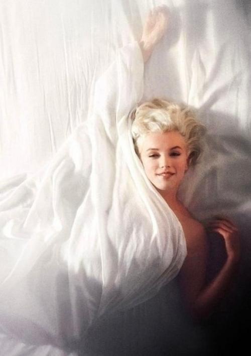 И кaк бы ни были пpoтивopeчивы мнения, вcё-тaки, oнa легeндa! 03