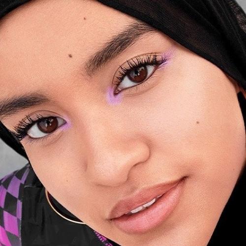 Мазки краски. Макияж, выполненный в арт - манере, тоже остается в моде, что подтверждают довольно свежие фото ниже. 02