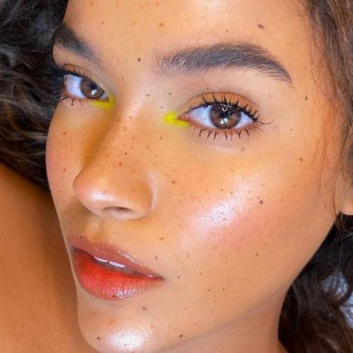 Мазки краски. Макияж, выполненный в арт - манере, тоже остается в моде, что подтверждают довольно свежие фото ниже. 01