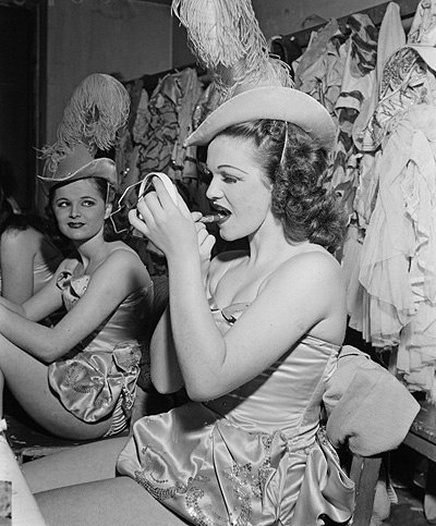 История губной помады возвращается на 5000 лет в прошлое и, возможно, ее изобретателями были женщины Месопотамии. 01