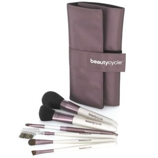 Успех макияжа напрямую зависит от способа нанесения косметики и выбора инструментов. 01