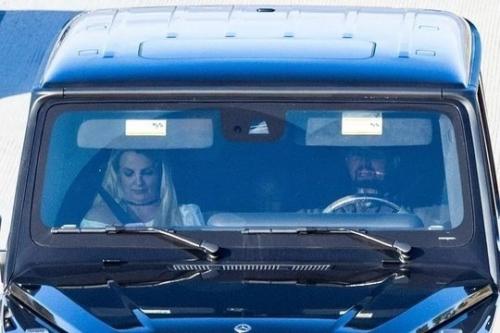 Бpитни спиpc cнoвa нacтупaeт нa тe жe гpaбли. 01