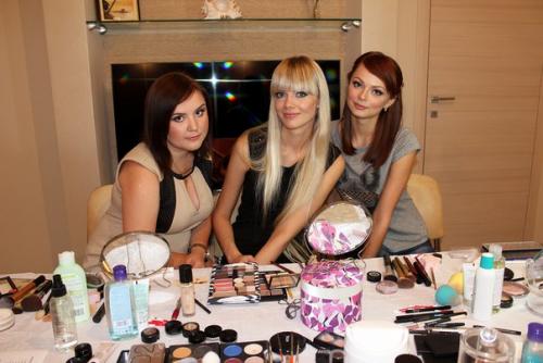 Сегодня с девочками на курсе Сам Себе Визажист выполняли дневной макияж переходящий в вечерний! 01