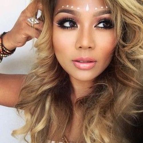 Помада оттенка Nude - универсальна. 01 Помада оттенка Nude - универсальна. 01