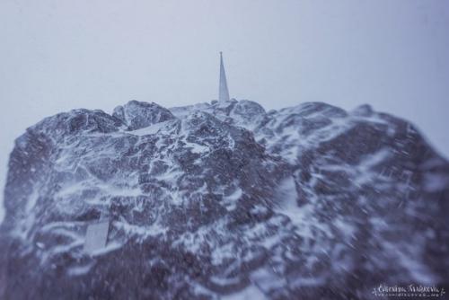 … медленно вываливаюсь из сна: постепенно осознаю, что над нами Что-то бушует. 03