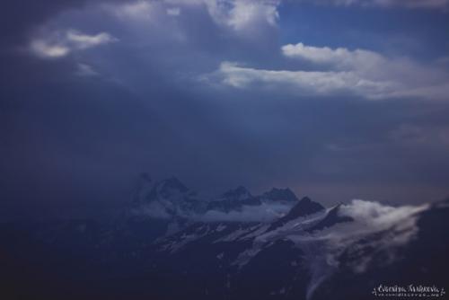 … медленно вываливаюсь из сна: постепенно осознаю, что над нами Что-то бушует. 06