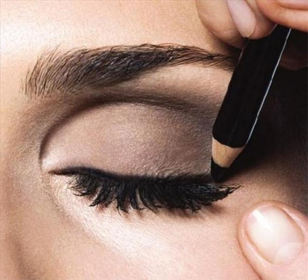 Реалии таковы, что каждая уважающая себя модница должна уметь сделать smoky eyes. 04