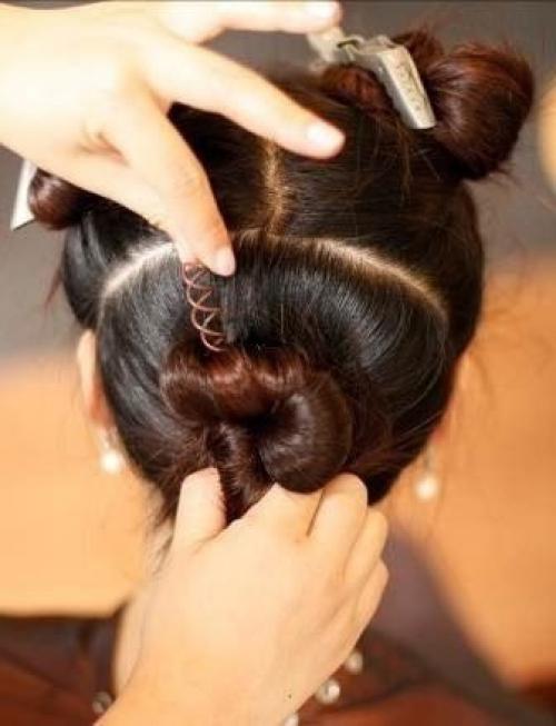 На основе жгутов.  Шаг 1: мы начнем с деления волос на 3 секции. 01