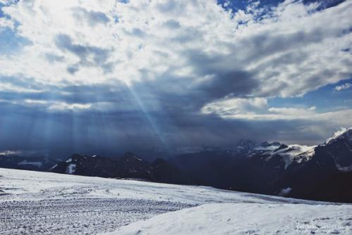 … медленно вываливаюсь из сна: постепенно осознаю, что над нами Что-то бушует. 04