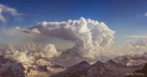 … медленно вываливаюсь из сна: постепенно осознаю, что над нами Что-то бушует. 01