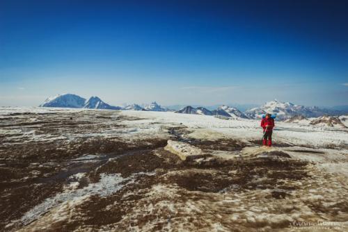 … медленно вываливаюсь из сна: постепенно осознаю, что над нами Что-то бушует. 07