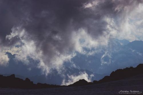 … медленно вываливаюсь из сна: постепенно осознаю, что над нами Что-то бушует. 02