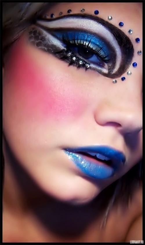 Необычный Makeup.  Необычный мейк -ап, украшенный блестящими стразами, - лучший способ выделиться среди подруг. 01